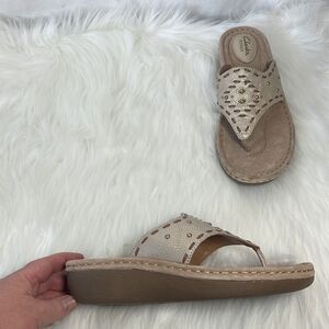 Clarks Artisan Cream Leather Studded Thong Sandals Sz 8.5